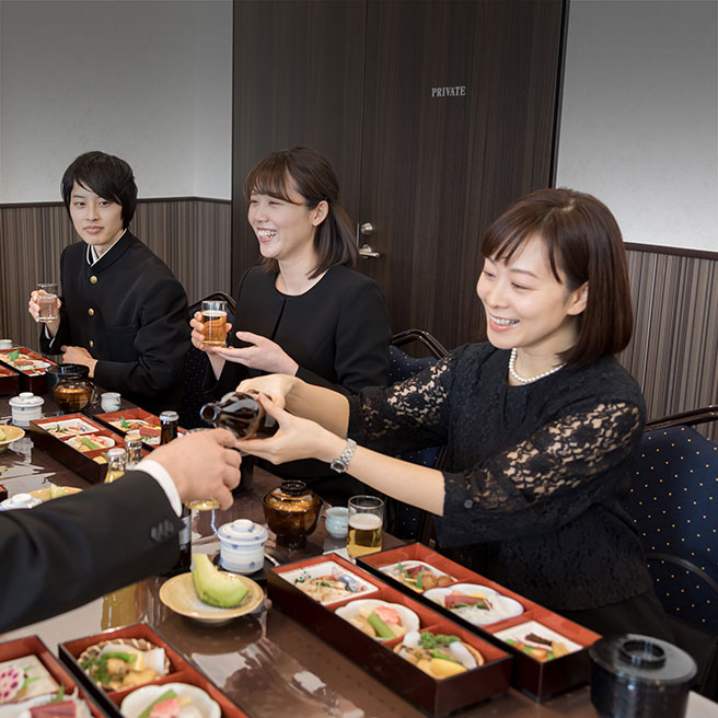 精進落としで飲食をする人々