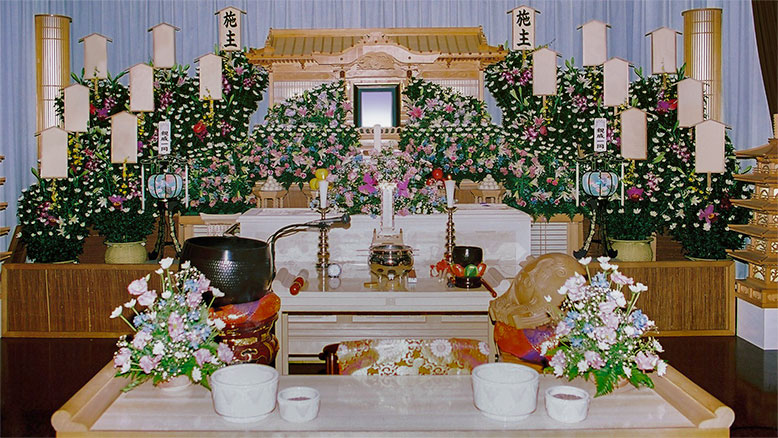 生花が多い小ホールの祭壇