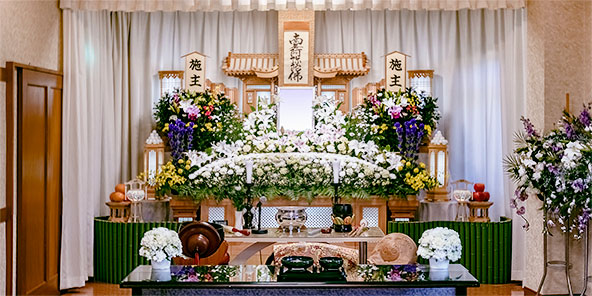 家族葬ホールの祭壇