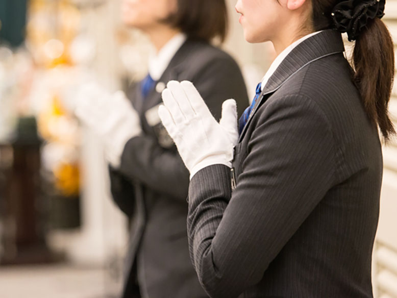 合掌する2人の女性葬儀社スタッフ