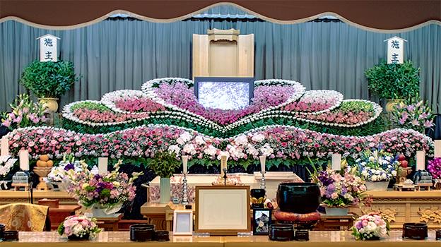 ピンク色の花が多く使われている中ホールの花祭壇