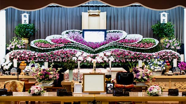 たくさんの花で作られた花祭壇