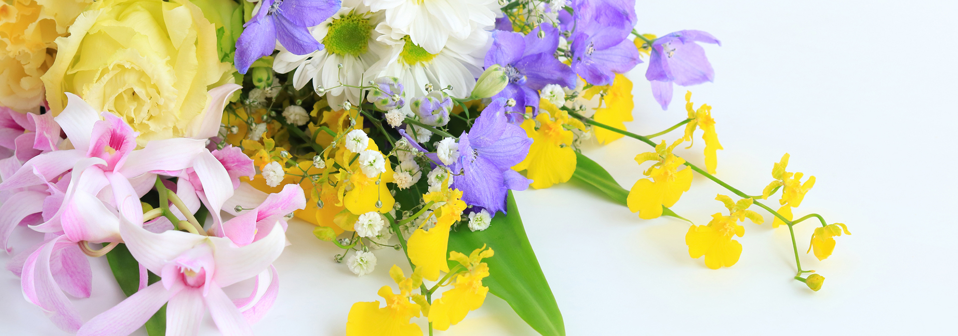 様々な花を集めたカラフルな花束